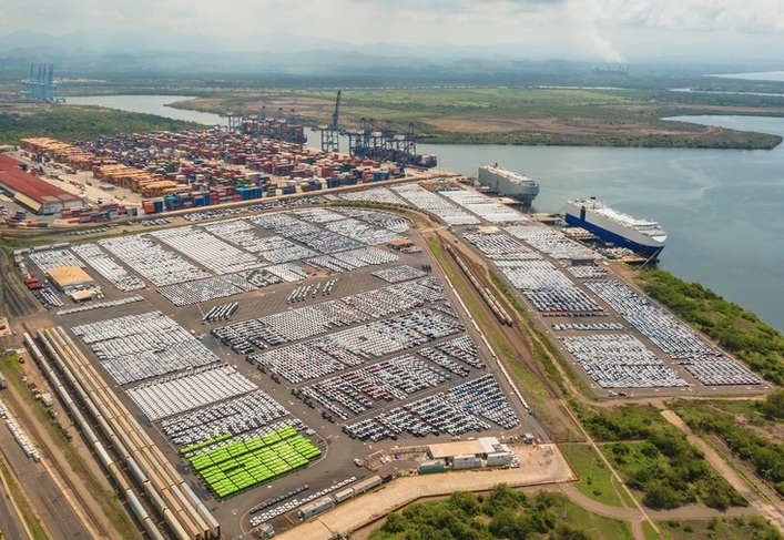 Terminal portuaria con vehículos listos para exportación
